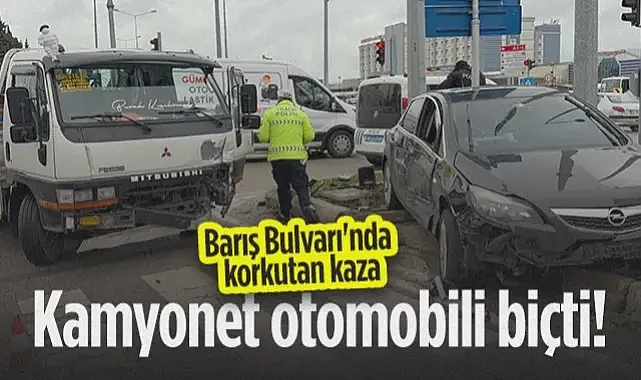 Samsun Barış Bulvarı'nda Korkutan Kaza: Kamyonet Otomobili Biçti!