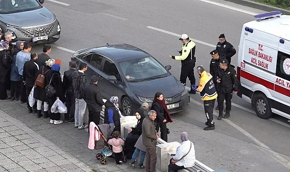 Samsun Cumhuriyet Meydanı'nda Trafik Kazası: Otopark Girişinde Yayaya Çarptı