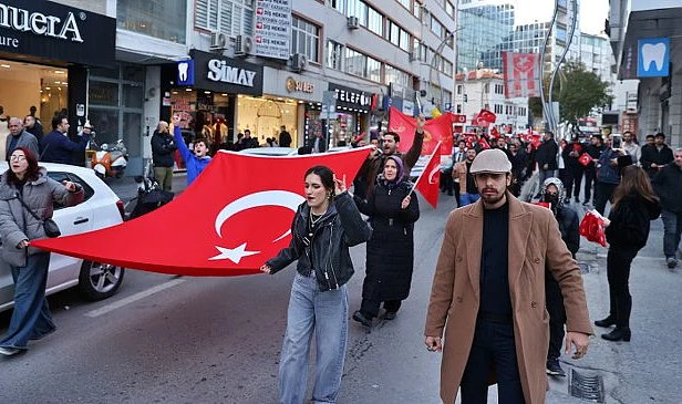 Samsun'da Gençlerden Anlamlı Yürüyüş: Türk Bayrağına Saldırıya Tepki Yağdı