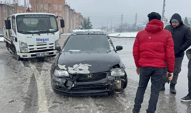 Samsun’da Kavşakta İki Otomobil Çarpıştı: 1 Yaralı
