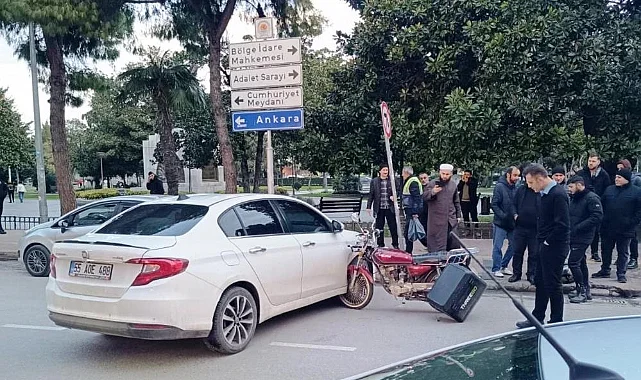 Samsun'da Motosiklet Otomobile Saplandı