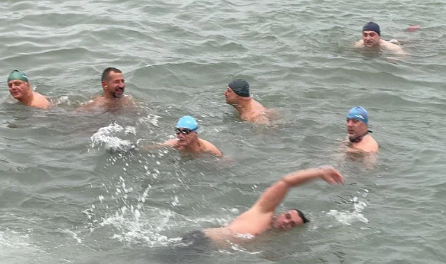 Samsun'da Yeni Yılın İlk Gününde Kar Altında Deniz Keyfi