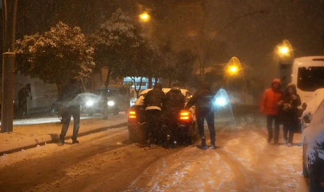 Samsun'un Yokuşlarında Sürücüler Yolda Kaldı