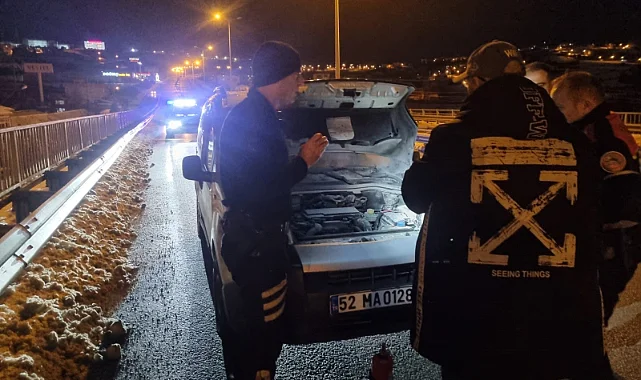 Sinop-Samsun Yolunda Hareketli Dakikalar: Yanan Aracını Kendi İmkanlarıyla Söndürdü