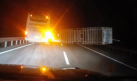 Sinop'ta Rüzgarın Etkisiyle Tır Devrildi: 1 Yaralı