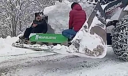 Tokat'ta Kar Engeli: Cenaze Kepçede Taşındı