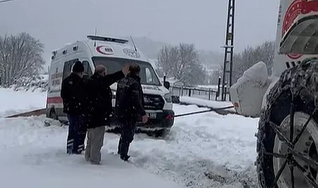 Tokat'ta Kar Nedeniyle Mahsur Kalan Ambulans Kurtarıldı