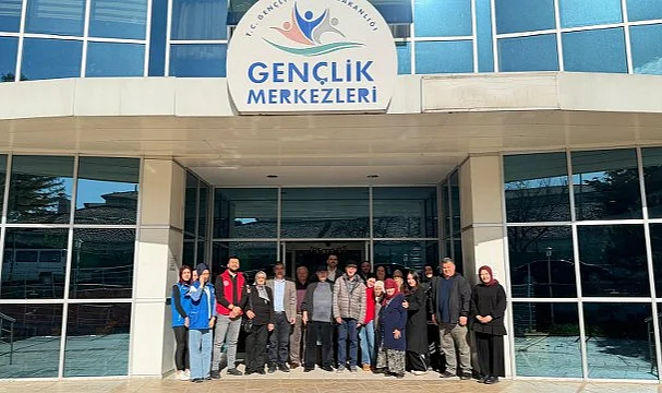 Alaçam Gençlik Merkezi'nde Huzurevi Sakinlerine Özel Program