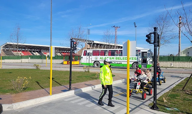 Alaçamlı Öğrenciler Trafik Kurallarını Uygulamalı Öğreniyor
