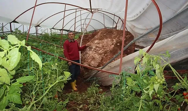 Antalya'da Sağanak Sonrası Heyelan: Dev Kayalar Seraları Ezdi