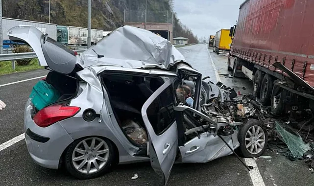 Artvin’de Otomobil Tır’a Çarptı: 2 Ölü 1 Yaralı