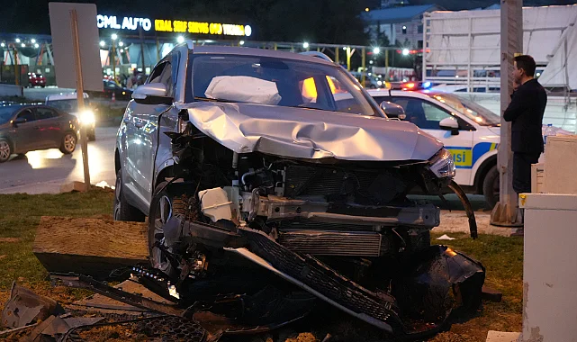 Atakum'da SUV Tipi Araçlar Çarpıştı: Refüje Çıkarak Durabildiler