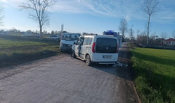 Bafra'da Kamyonet ve Hafif Ticari Araç Çarpıştı: 2 Yaralı