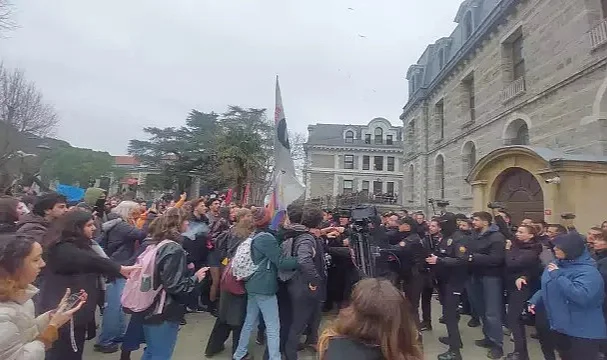 Boğaziçi Üniversitesi'nde Tansiyon Yüksek: Kampüse Polis Sevk Edildi