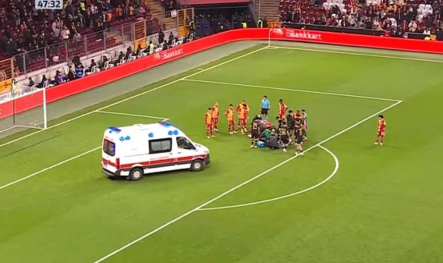 Galatasaray-İstanbulspor Maçında Korkutan Sakatlık: Sahaya Ambulans Girdi
