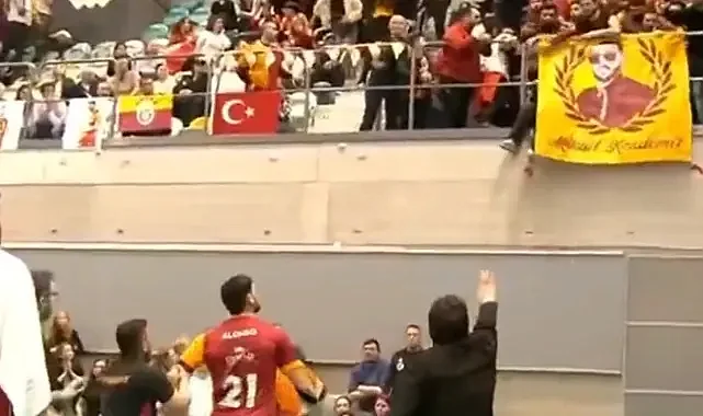 Galatasaraylı Yıldızdan Kendi Taraftarına Su Şişeli Tepki