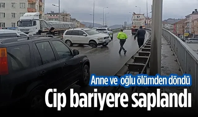 Havza'da Cip Bariyere Saplandı: Kazada Anne ve 5 Yaşındaki Oğlu Yaralandı