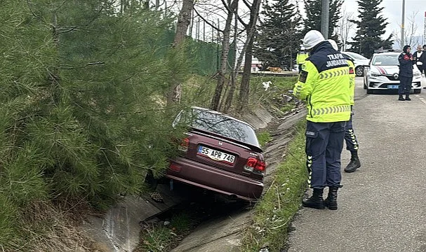 İlkadım'da Trafik Kazası: Otomobil Yoldan Çıktı