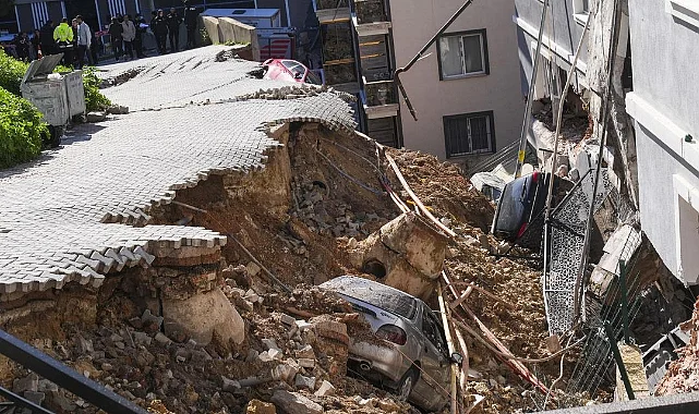 İstinat Duvarı Çöktü Araçlar Toprak Altında Kaldı! 151 Kişi...