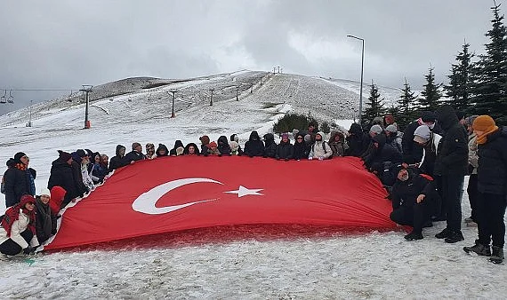 Özel Eğitim Öğrencileri Akdağ’da Türk Bayrağı Açtı