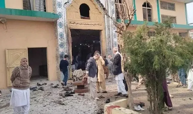 Pakistan'da Camiye İntihar Saldırısı: 15 Ölü 80 Yaralı
