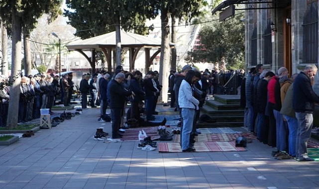 Samsun'da Ramazan'ın İlk Cuma Namazında Camiler Doldu Taştı
