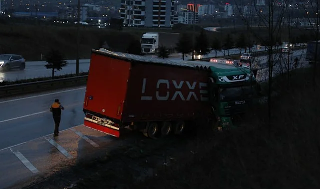 Samsun’da Yağış Kazayı Beraberinde Getirdi: Tır Yoldan Çıktı