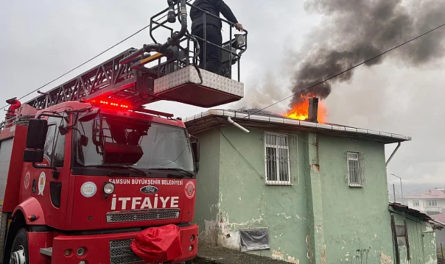 Samsun’un Kavak İlçesinde 2 Katlı Binada Çatı Yangını