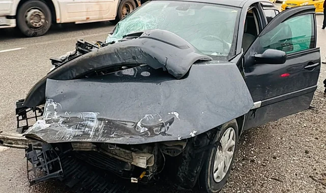 Terme'de İki Otomobil Çarpıştı: 3 Yaralı