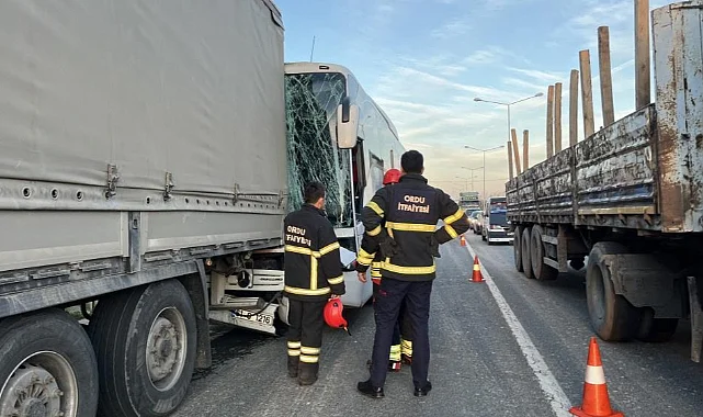 Ünye'de Yolcu Otobüsü İle Tır Çarpıştı: 4 Yaralı
