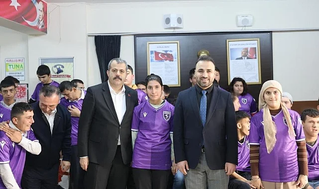 Vezirköprü'de Anlamlı Ziyaret: Özel Öğrencilere Kırmızı-Beyaz Sürpriz