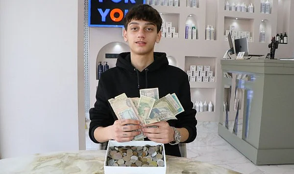 17 Yaşında Ama Cüzdanı Tarih Dolu! Samsunlu Gençten Duygulandıran Vefa