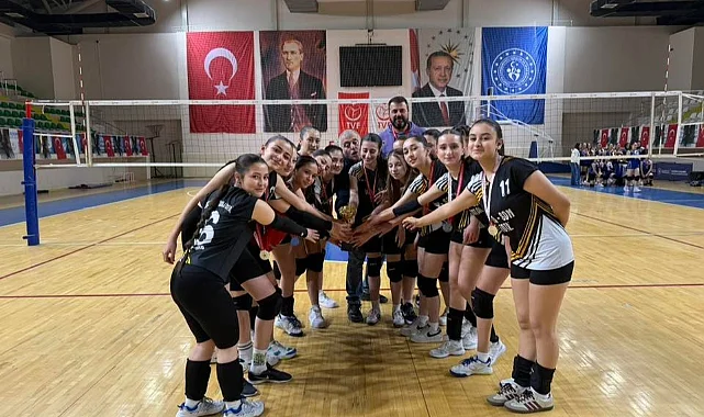2. Küme Şampiyonu Fen Lisesi: Voleybolda Kupa Sahibini Buldu