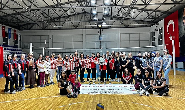 Alaçam'da 8 Mart Heyecanı: Kadınlar Voleybol Turnuvasında Buluştu