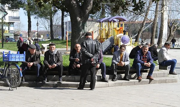 Çarşamba’da Bahar Esintisi: Güneşli Havayı Gören Vatandaşlar Sokağa Akın Etti