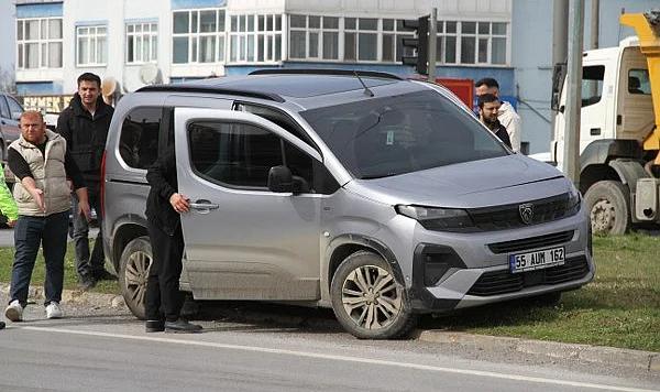 Çarşamba’da Kırmızı Işık İhlali Kazası: 2 Otomobil Çarpıştı, 3 Yaralı