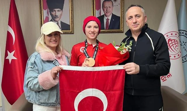 Dünya 3.'sü Samsun'a Döndü: Gözdenur Çep Atilla'ya Çiçekli Karşılama