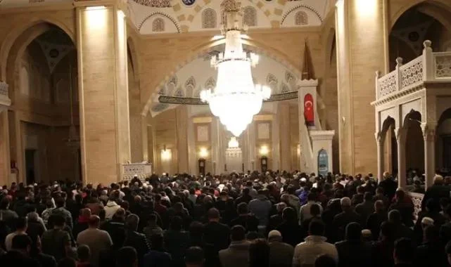 Eller Semaya Barış İçin Açıldı! Kadir Gecesi Dualarla İdrak Edildi