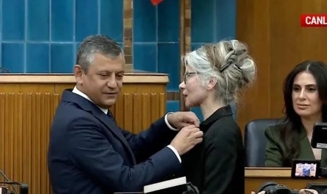 Emine Ülker Tarhan Yeniden CHP'de: Rozetini Özgür Özel Taktı