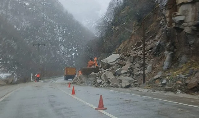 Gümüşhane-Giresun Kara Yolunda Heyelan Ulaşım Durdu