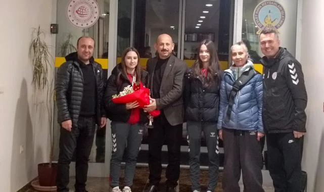 Hollanda'dan Altınla Döndü, Samsun'da Çiçeklerle Karşılandı