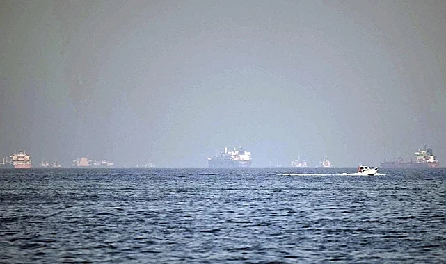 Hürmüz Boğazı'nda Şiddetli Patlama: Gemiler Alarmda