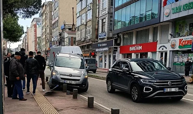 İlkadım'da Hafif Ticari Araç Kaldırıma Çıktı