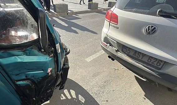 İlkadım'da Kaza: 3 Tekerlekli Elektrikli Motor Park Halindeki SUV'a Çarptı