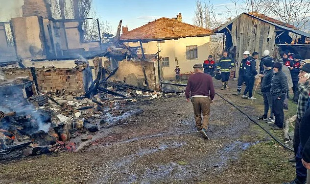 İskilip'te Korkutan Yangın: Ev ve Traktör Yandı