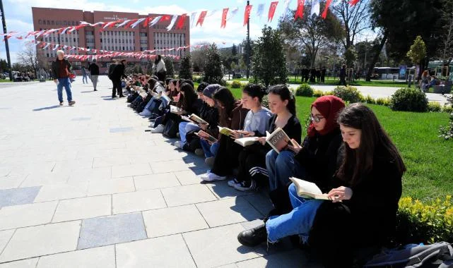 İstiklal Meydanı'nda Kitap Molası: Samsun'da Okuma Seferberliği