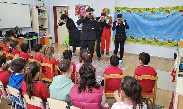 Liselilerden Miniklere Tiyatro ve Balon Gösterisi Sürprizi