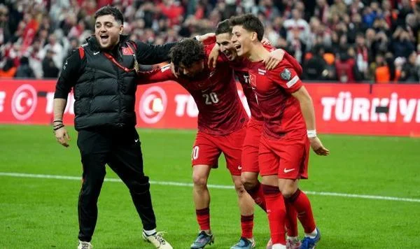 Romanya Galibiyeti Sonrası Arda ve Ferdi Üçlü Çektirdi