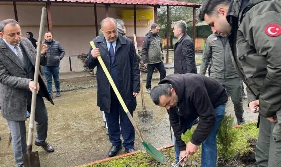 Salıpazarı'nda Orman Haftası Coşkusu: Fidanlar Toprakla Buluştu
