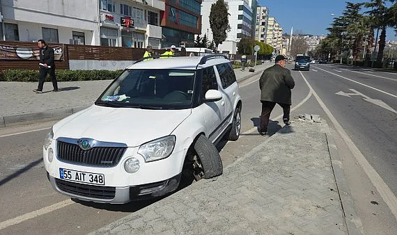Samsun Atatürk Bulvarı’nda Korkutan Kaza: Refüje Çarpan SUV Araç Yan Yattı